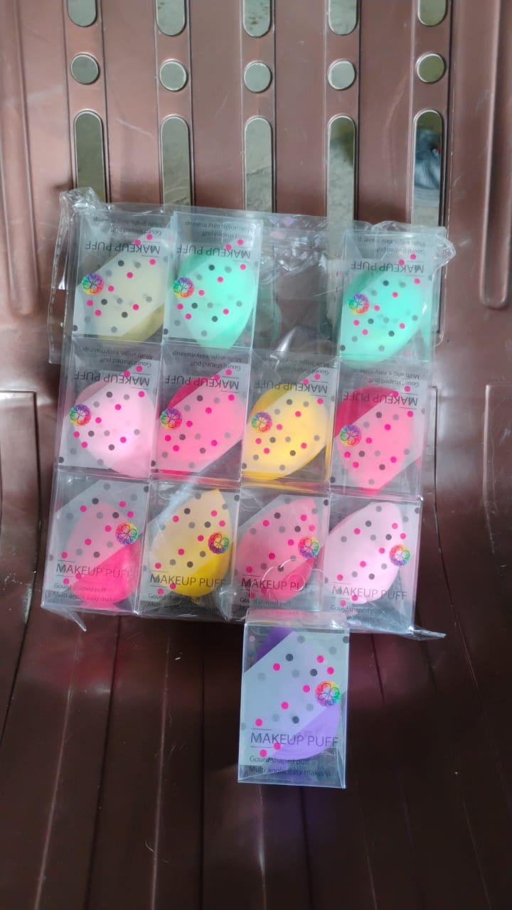 Makeup Sponge For Blending Liquid Foundations Powders And Creams (Multicolor 1 Pc)