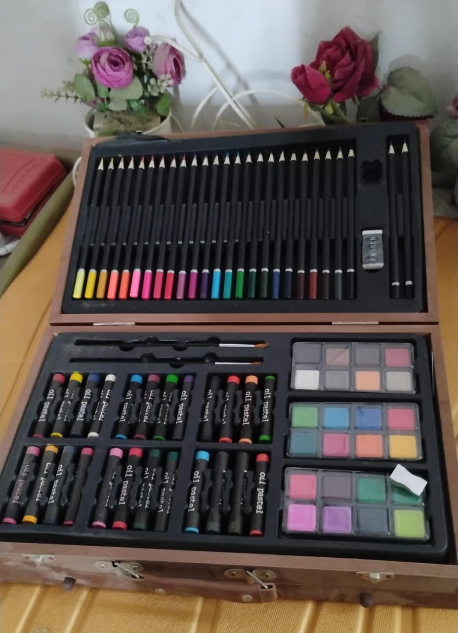 Artist Drawing Painting Color Set Ith Wooden Case (112 Pcs Approx)
