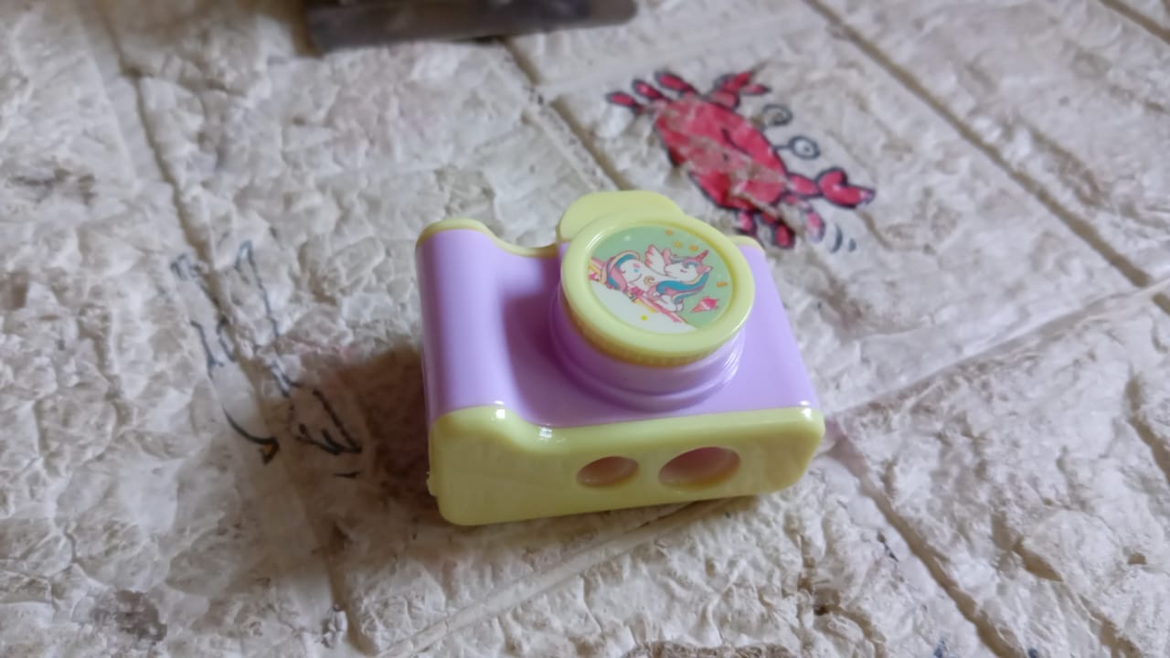 17672 Camera Shape Pencil Sharpener Simple Student Office Sharpener Fashionable And Convenient Lightweight Manual Sharpener For Kids Boys Girls Birthday Return Gifts (1 Pc)