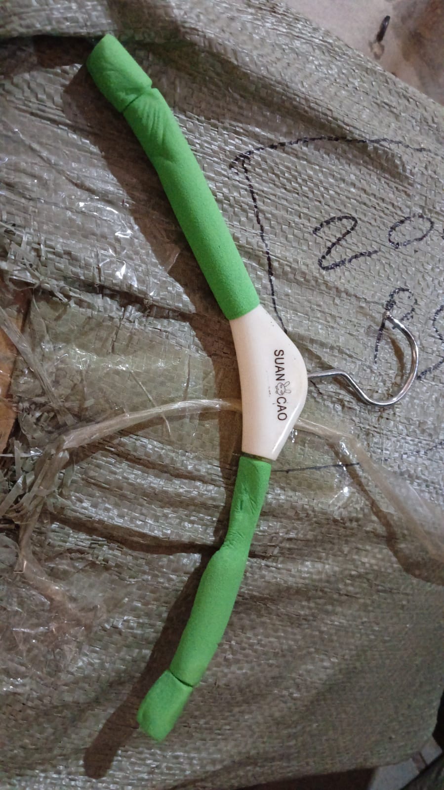 Solid Sponge Hanger Non-slip Hanger Home No Trace Clothes Hanging Pants Clip Clothing Store Hangersclothes Hanger For Closet Wedding Dress Women Men Children Clothing (1 Pc Mix Color)