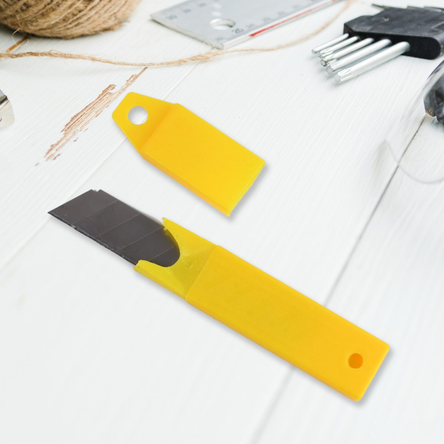 Heavy Duty Working Cutter Knife With Replacement Blade 2 Screwdriver Hand Tool (4 Pc Set)